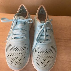 Women’s 10 crocs tennis shoes